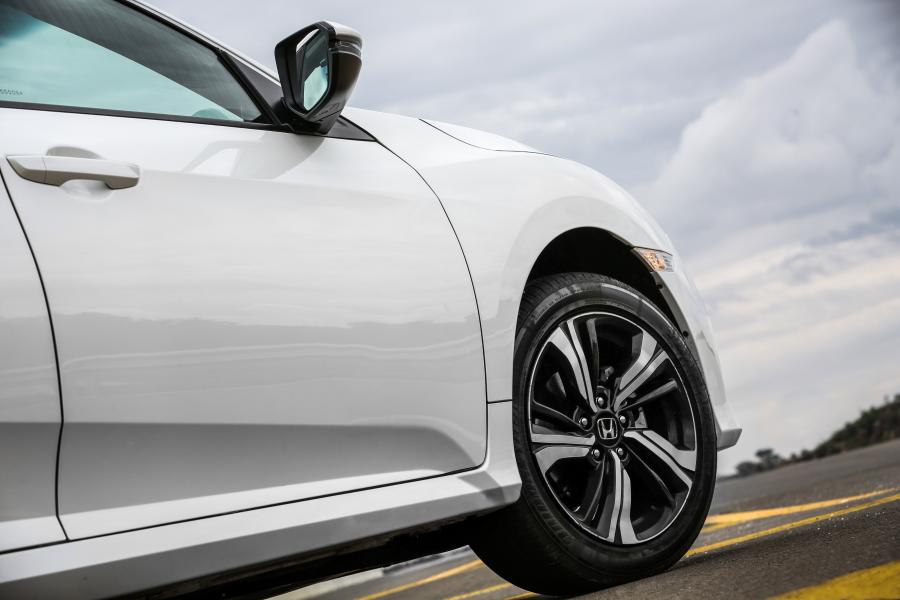 Детали экстерьера Honda Civic EXL Sedan (FC) 2016 года  (LA) (фото 23 из 41)